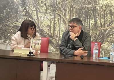 RESEÑA DO ACTO DE PRESENTACIÓN DO LIBRO “MEMORIAS DUN PORCO TEIXO”, DE XOSÉ MANUEL FELPETO CARBALLEIRA. CON MARISA BARREIRO. ORGANIZADO POLO INSTITUTO DE ESTUDOS CHAIREGOS. VENRES 8 DE MAIO DE 2026. CASA DA CULTURA DE VILALBA